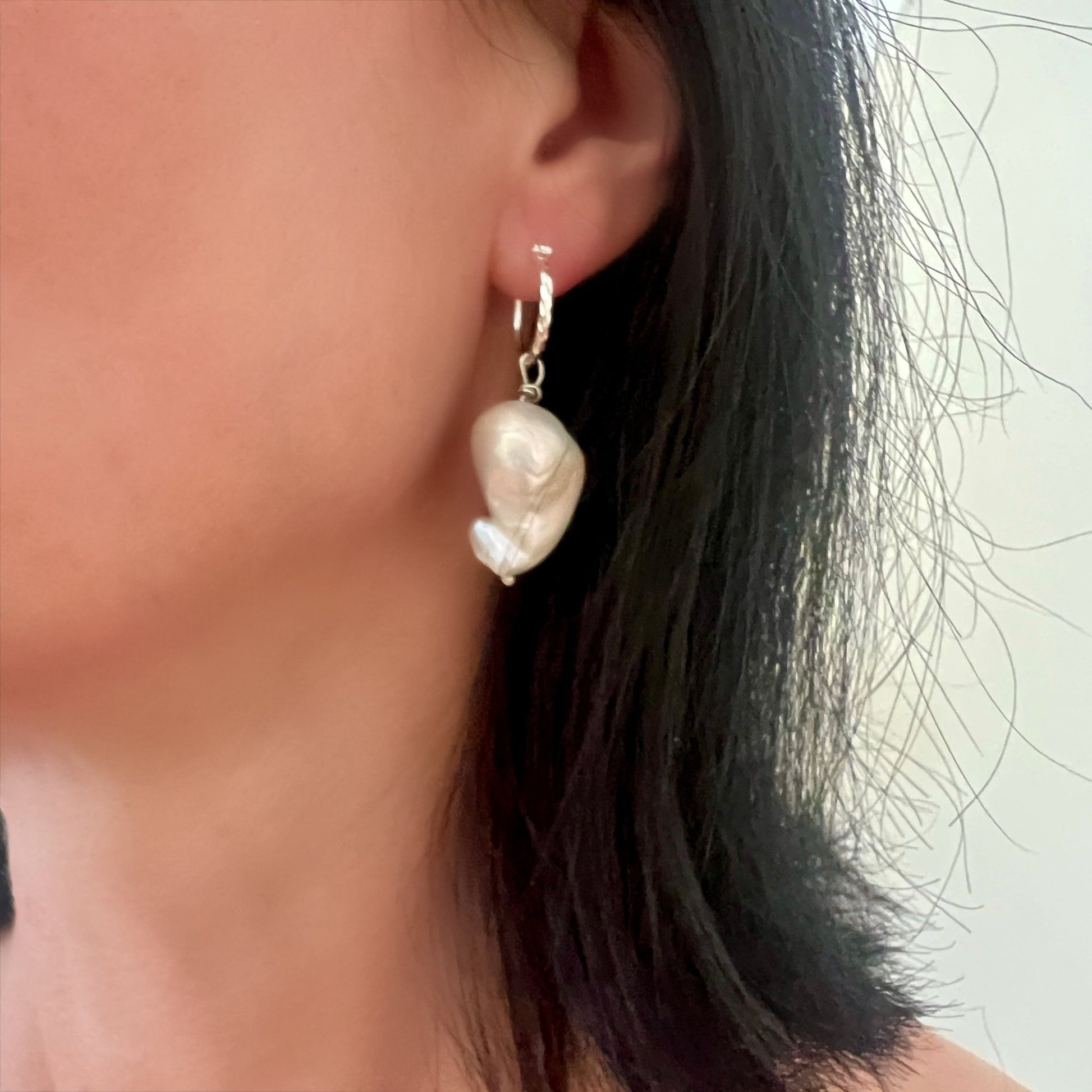 Fireball Pearl silver creole earrings - 6 elements Studio